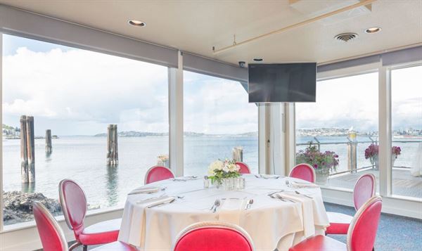 Salty's On Alki Beach