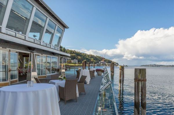 Salty's On Alki Beach