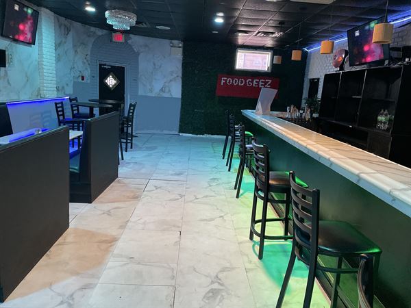 Food Geez Restaurant & Lounge