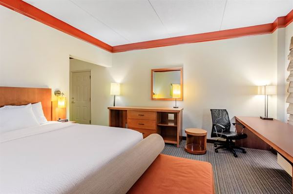 La Quinta Inn & Suites by Wyndham Raleigh/Durham Southpoint