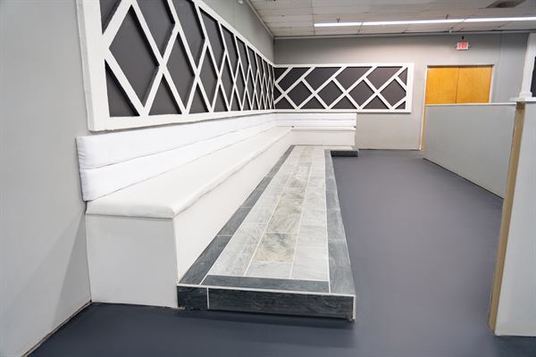 The Maine Event Restaurant and Lounge