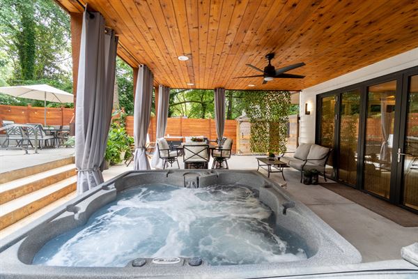 L'Eau Hill House: Resort-Style Event Space