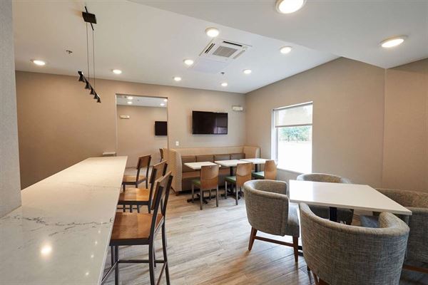 Best Western Plus Bourbonnais Hotel & Suites