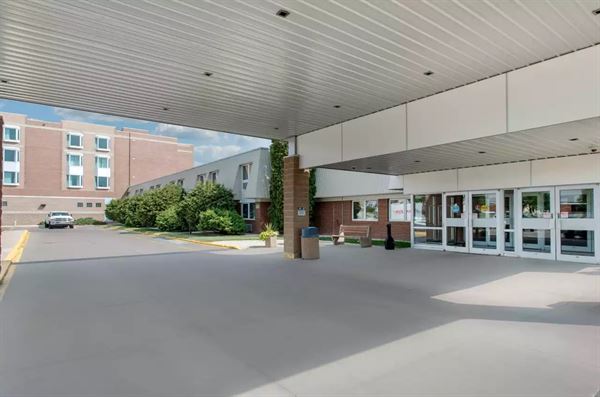 Clarion Hotel & Suites Brandon