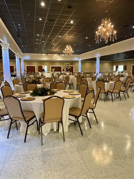 Grand Marais Courtyard Banquet