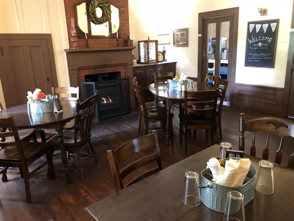 Wolf Creek Inn and Tavern