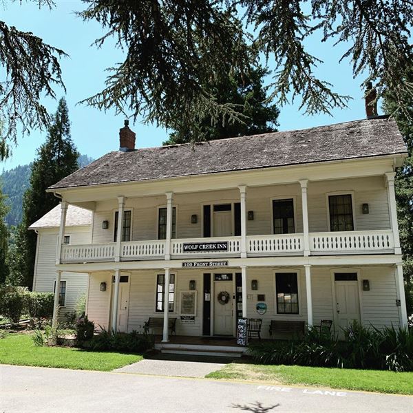 Wolf Creek Inn and Tavern