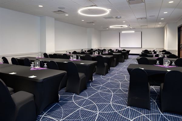 Holiday Inn & Suites Charleston West