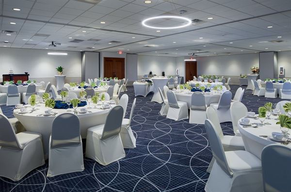 Holiday Inn & Suites Charleston West