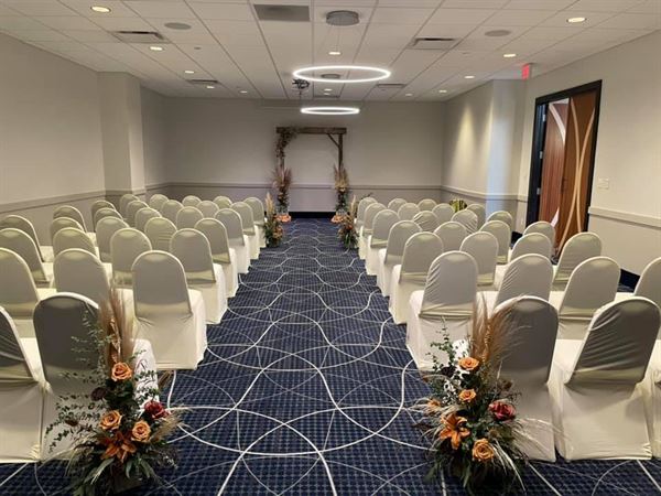 Holiday Inn & Suites Charleston West