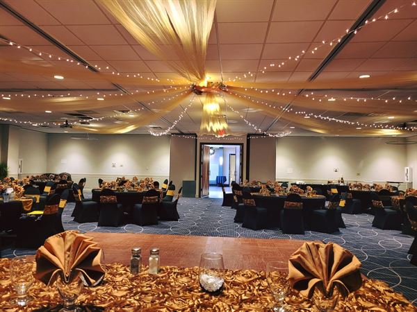 Holiday Inn & Suites Charleston West