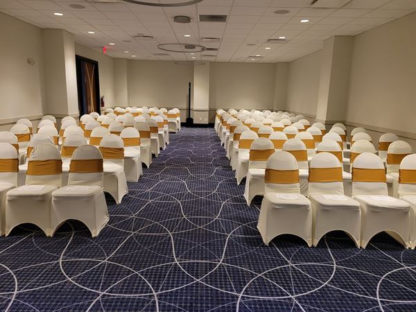 Holiday Inn & Suites Charleston West