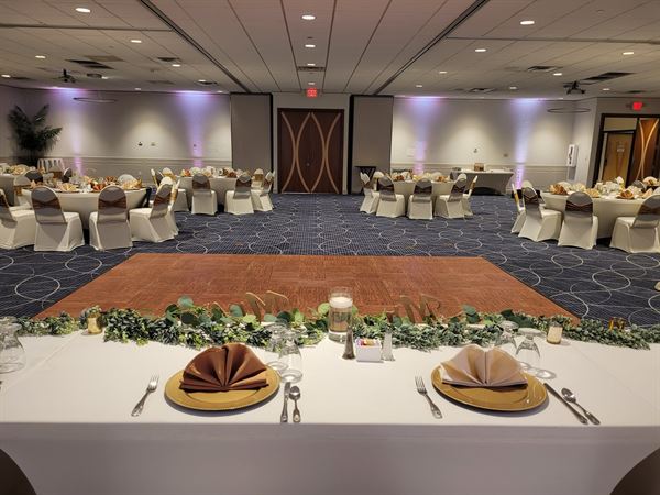 Holiday Inn & Suites Charleston West
