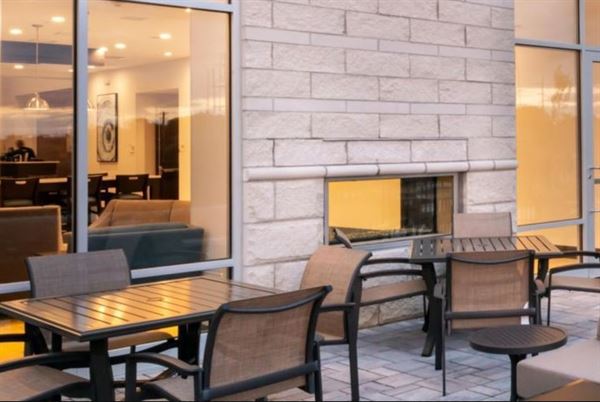 Holiday Inn & Suites Farmington Hills