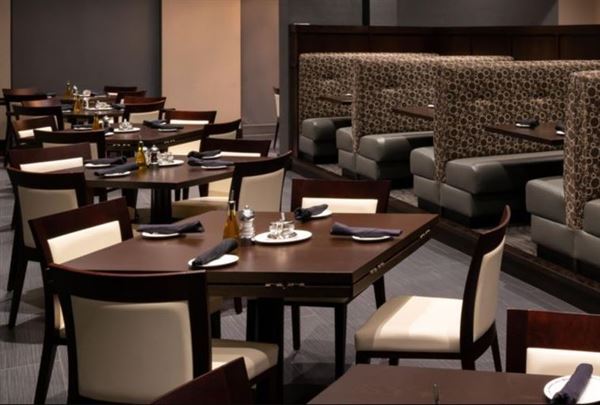 Holiday Inn & Suites Farmington Hills