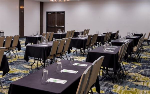 Holiday Inn & Suites Farmington Hills