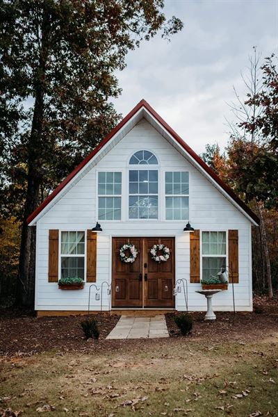 The Ole Oak Barn Wedding and Event Venue