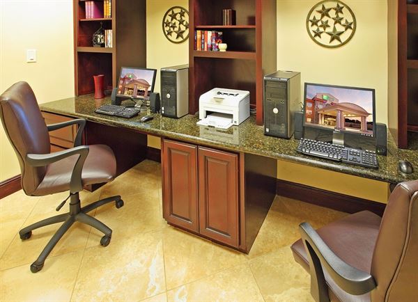 Holiday Inn Express & Suites Marshall