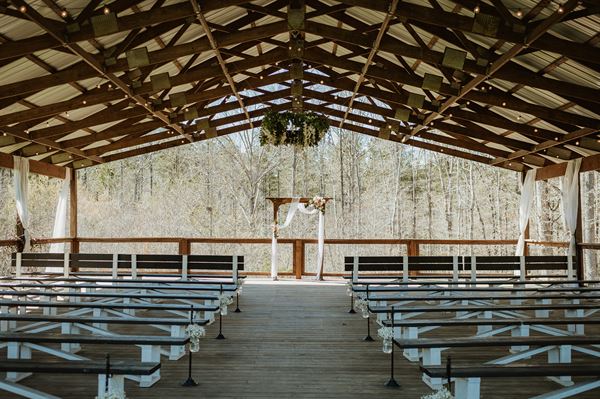 The Ole Oak Barn Wedding and Event Venue