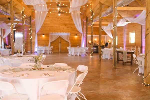 The Ole Oak Barn Wedding and Event Venue