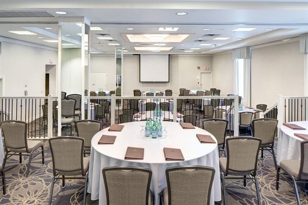 DoubleTree by Hilton Milwaukee Downtown