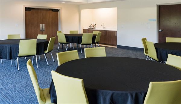 Holiday Inn Express & Suites Lexington NW-The Vineyard