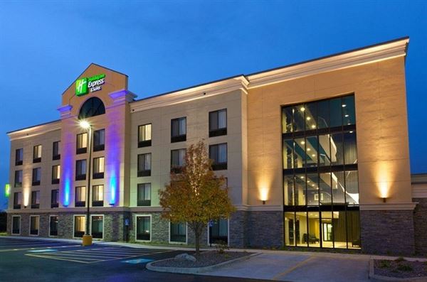 Holiday Inn Express & Suites Batavia - Darien Lake