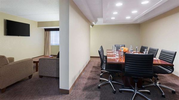 DoubleTree Suites by Hilton Hotel Cincinnati - Blue Ash