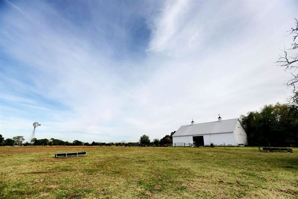 The Amish Barn at Edge