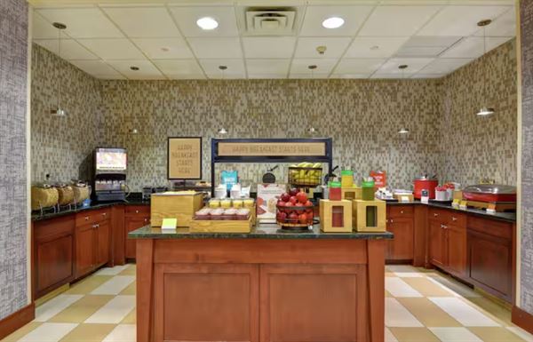 Hampton Inn & Suites Newark-Harrison-Riverwalk