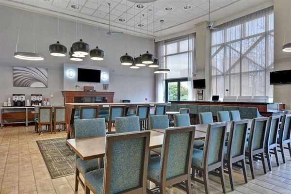 Hampton Inn & Suites Newark-Harrison-Riverwalk