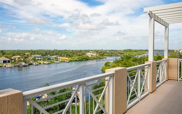 Wyndham Grand Jupiter at Harbourside Place