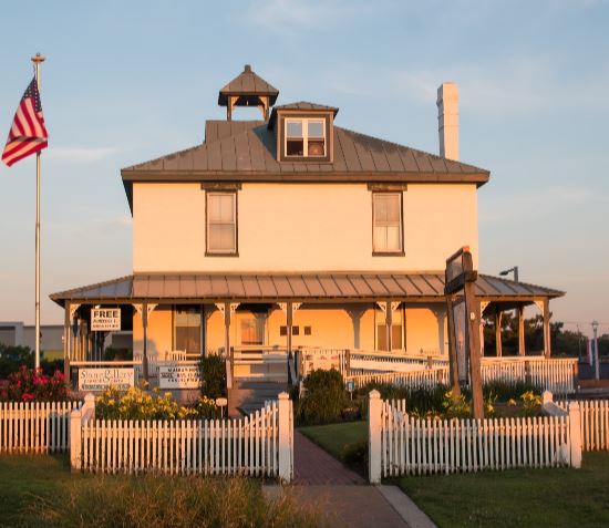 The Historic de Witt Cottage