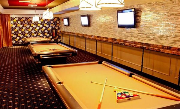 High Rollers Luxury Lanes and Lounge