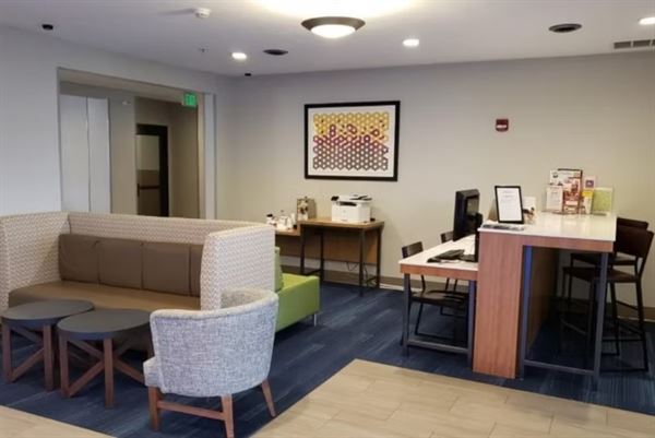 Holiday Inn Express & Suites Lincoln Airport
