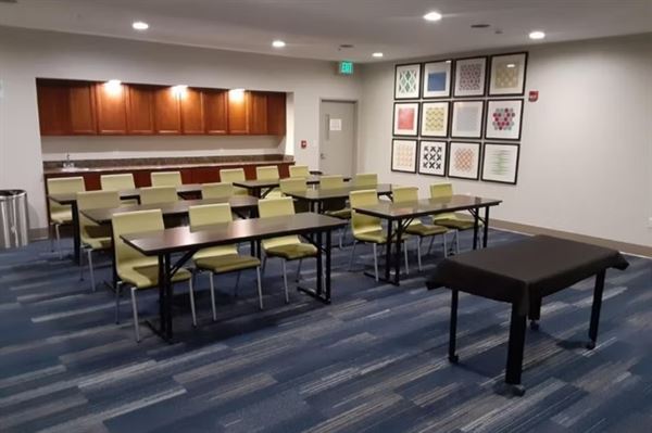 Holiday Inn Express & Suites Lincoln Airport