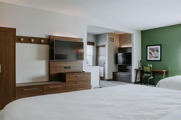 Holiday Inn Express & Suites Lincoln South