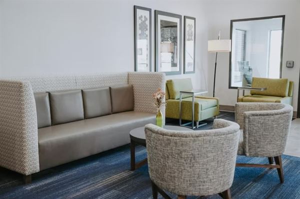 Holiday Inn Express & Suites Lincoln South