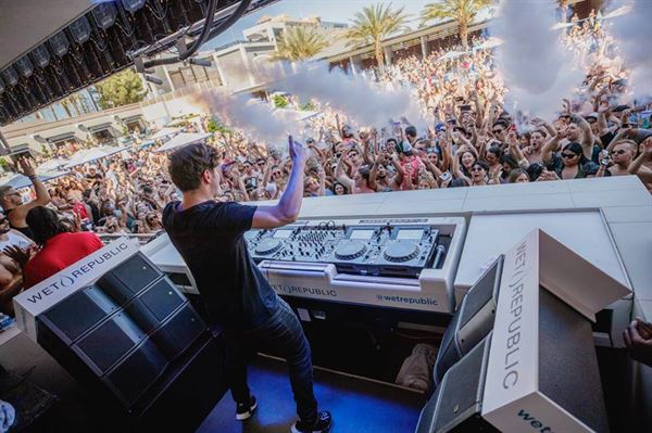 Wet Republic Ultra Pool