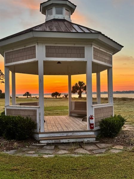 Melrose Oyster House & Beach Club