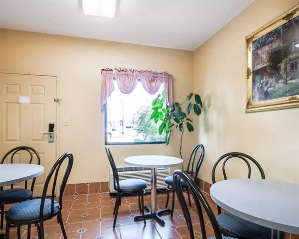 Econo Lodge Inn & Suites I-20, Exit 73