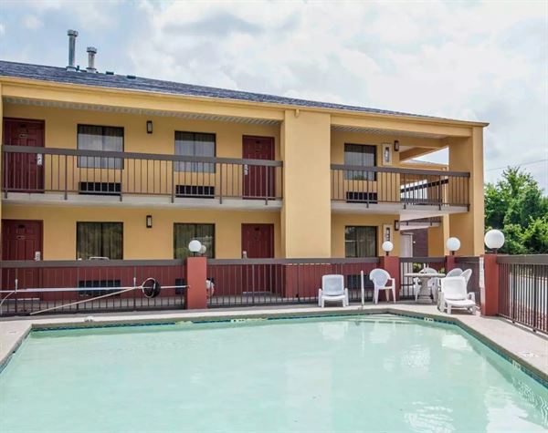Econo Lodge Inn & Suites I-20, Exit 73