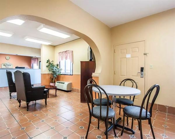 Econo Lodge Inn & Suites I-20, Exit 73