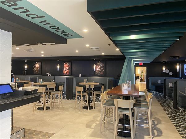 Charcoal & Woodz at Holiday Inn & Suites Cloverdale Surrey