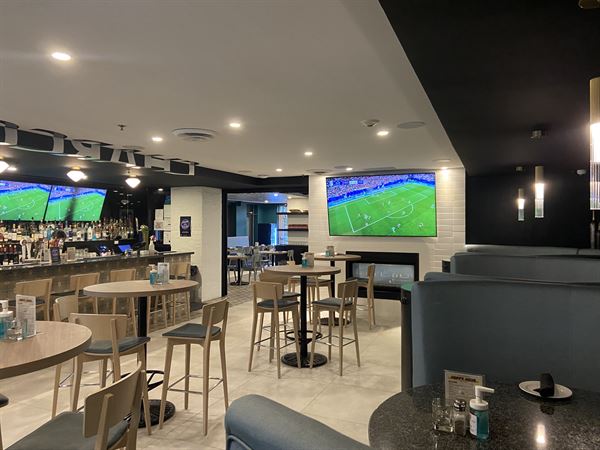 Charcoal & Woodz at Holiday Inn & Suites Cloverdale Surrey