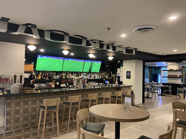 Charcoal & Woodz at Holiday Inn & Suites Cloverdale Surrey