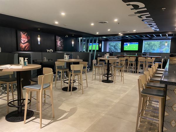 Charcoal & Woodz at Holiday Inn & Suites Cloverdale Surrey