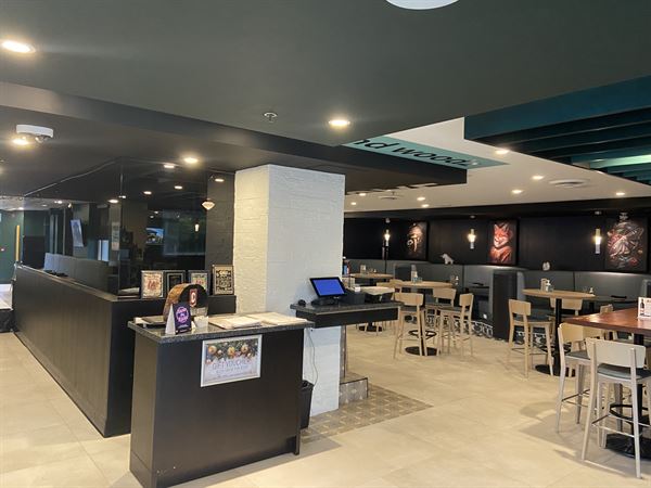 Charcoal & Woodz at Holiday Inn & Suites Cloverdale Surrey