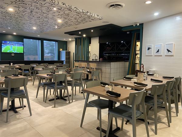 Charcoal & Woodz at Holiday Inn & Suites Cloverdale Surrey