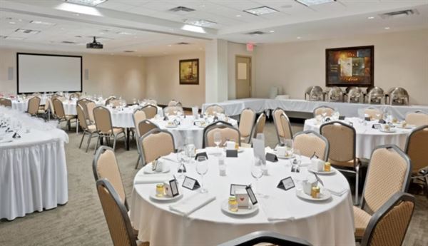 Charcoal & Woodz at Holiday Inn & Suites Cloverdale Surrey